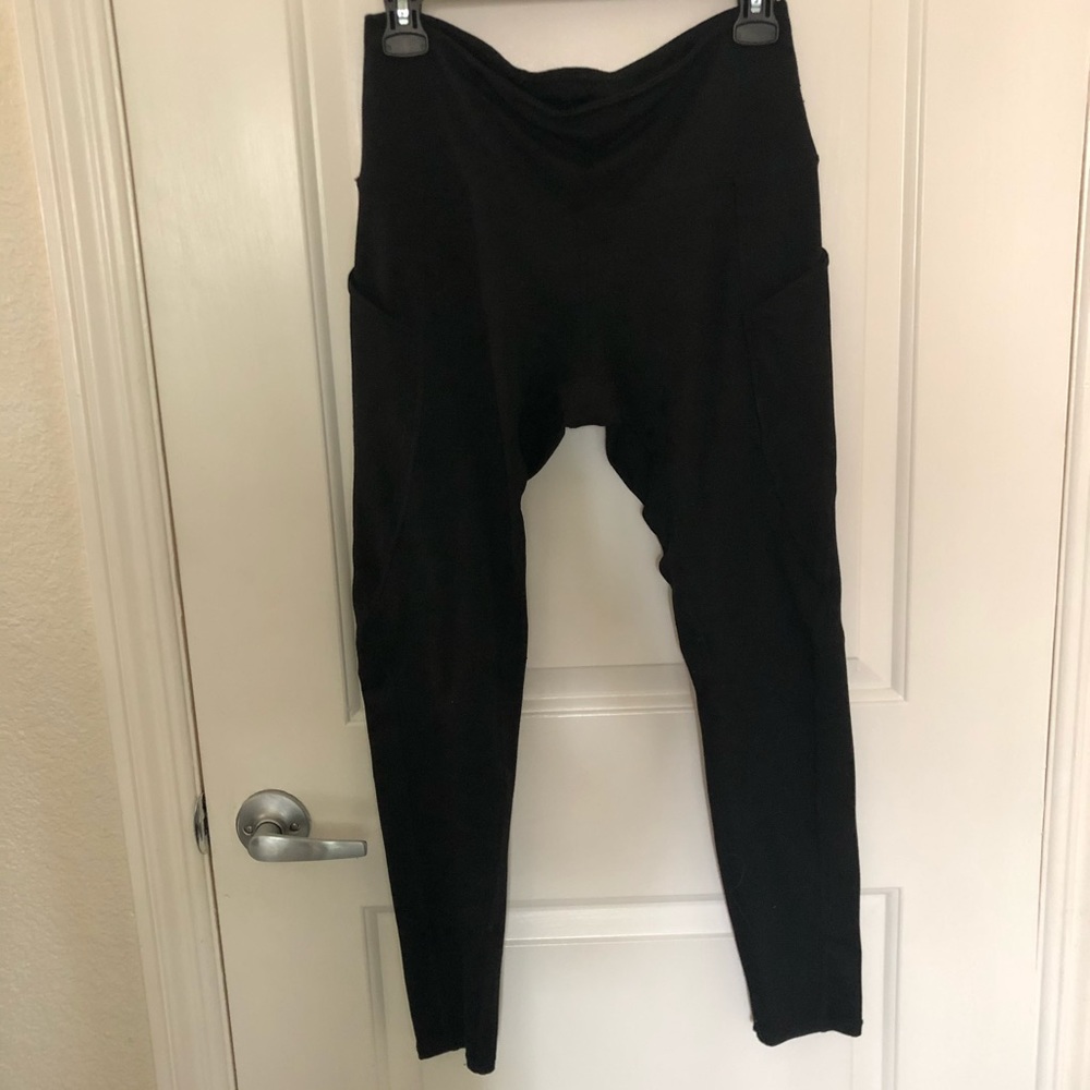 SOLD ON MERC 🌿 Black Leggings with Pockets